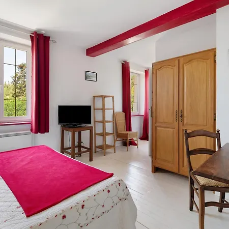 Aux Berges Du Saint Ferréol Bed and breakfast 3*
