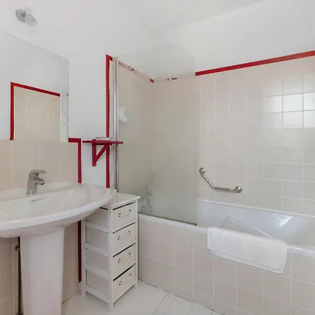 Aux Berges Du Saint Ferreol Bed and Breakfast 3*
