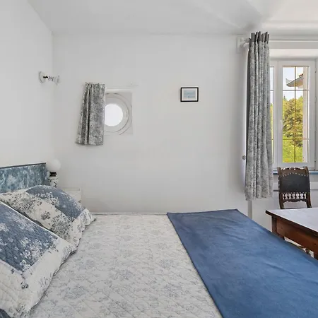 Aux Berges Du Saint Ferreol Bed and Breakfast 3*